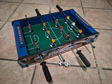 Gioco calciobalilla da tavolo