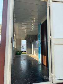 Locale attività commerciale muovibile su ruote