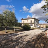 Casale con accessori e terreno agricolo Montecassi