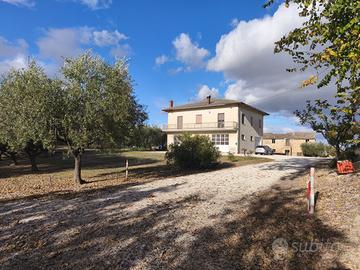 Casale con accessori e terreno agricolo Montecassi