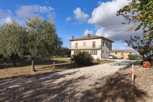 Casale con accessori e terreno agricolo Montecassi
