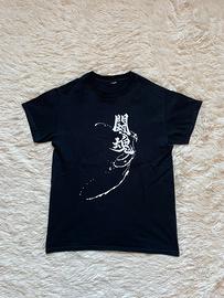 T-shirt nera con stampa Kanji