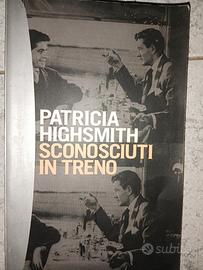 libro  sconosciuti in treno