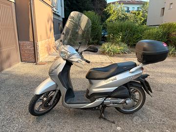 Scooter Peugeot tweet 150