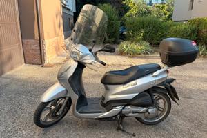 Scooter Peugeot tweet 150