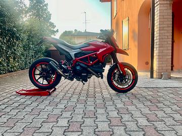 Hypermotard 939 con kit sospensioni scarico pedane