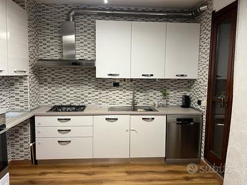 Cucina  in legno con piano cottura