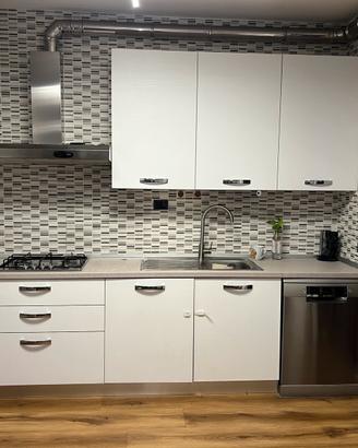 Cucina  in legno con piano cottura