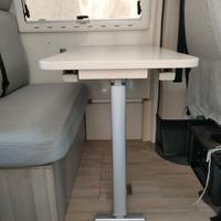 Tavolo camper con gamba allungabile e supporti