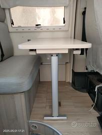 Tavolo camper con gamba allungabile e supporti