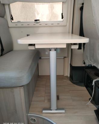 Tavolo camper con gamba allungabile e supporti