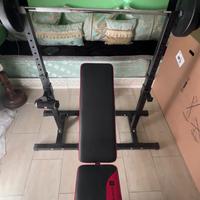 Panca piana e attrezzatura palestra