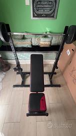 Panca piana e attrezzatura palestra