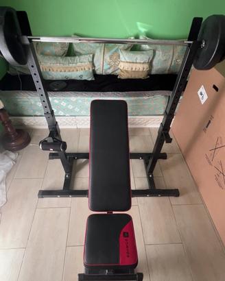 Panca piana e attrezzatura palestra