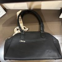 Borsa nera con foulard e tracolla