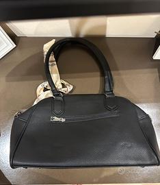 Borsa nera con foulard e tracolla