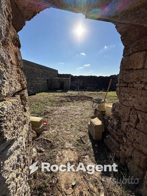 Rustico / Casale di 440 m² a Patù - Vista 2