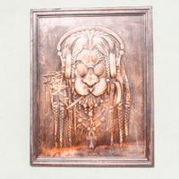 Bassorilievo in Legno. Leone con dreads e cuffie