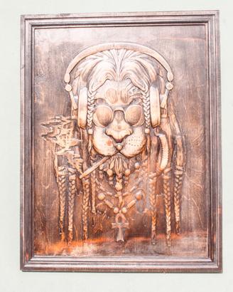 Bassorilievo in Legno. Leone con dreads e cuffie
