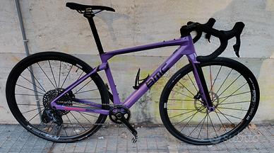 Gravel in Carbonio BMC Urs 01 ONE SRAM Rival elett