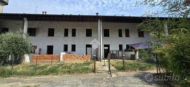 VILLA A SCHIERA A GOMBITO