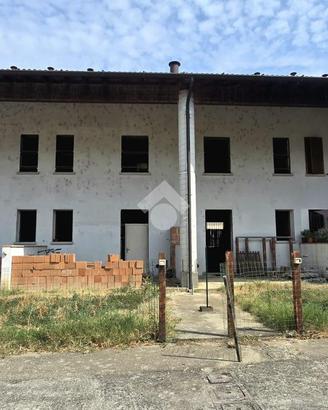 VILLA A SCHIERA A GOMBITO