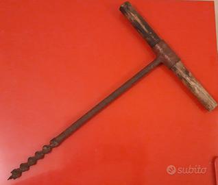 Antica trivella con manico da falegname attrezzi