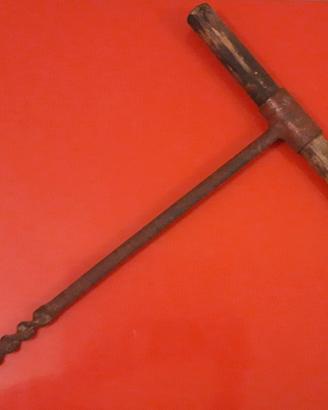 Antica trivella con manico da falegname attrezzi