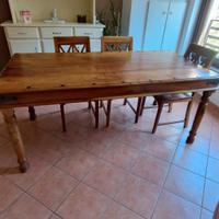 tavolo da cucina e sedie