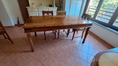 tavolo da cucina e sedie