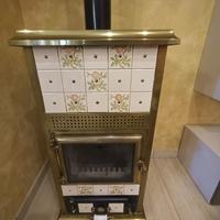 Stufa a legna rivestimento ottone e mattomaioliche