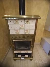 Stufa a legna rivestimento ottone e mattomaioliche