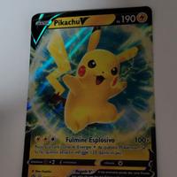 carta grande pikachu V più carta pikachu V