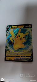 carta grande pikachu V più carta pikachu V