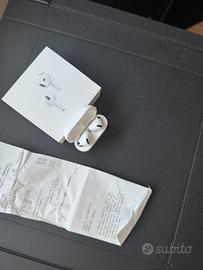 Air pods 4 con cancellazione attiva del rumore.