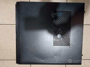 Desktop Asus con processore i5 e 8 GB di RAM.
