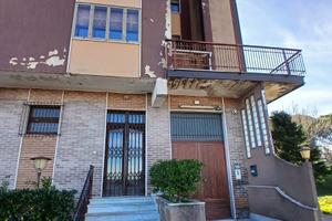 Intero stabile diviso in appartamenti completi