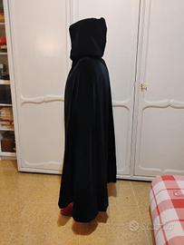 mantella di velluto nero con cappuccio
