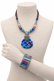 Set di gioielli artigianali colorati