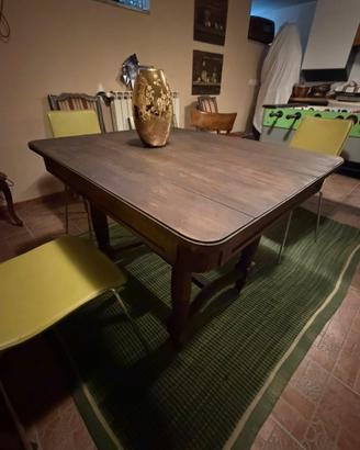 Tavolo ristrutturato in perfette condizioni