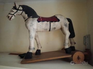 Cavallo legno antico