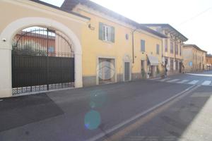 NEGOZIO A TRAVAGLIATO