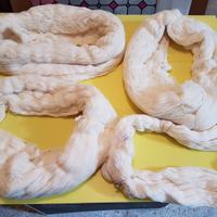 Matasse e rocchetti di lana per maglieria e cucito