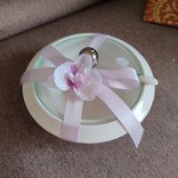 ciotola con un coperchio e cucchiaino