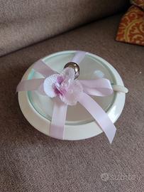 ciotola con un coperchio e cucchiaino