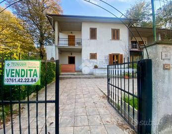 VILLA A SCHIERA A VALENTANO