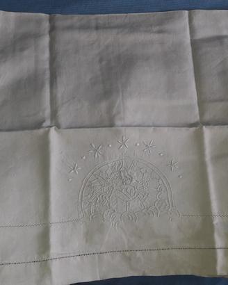 Lenzuolo antico decorato a mano