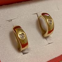 Orecchini a cerchi in oro con cuore
