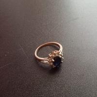 Anello con brillantini trasparenti e 1 blu