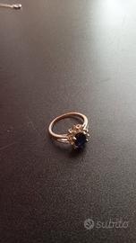 Anello con brillantini trasparenti e 1 blu